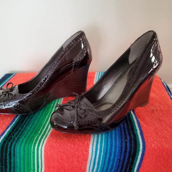 Vintage Enzo Angiolini brown patent leather wedges size 7. Like new. - Picture 5 of 7
